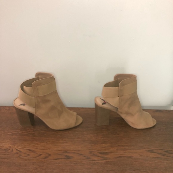 Gently used 8.5 tan heels - Picture 2 of 7